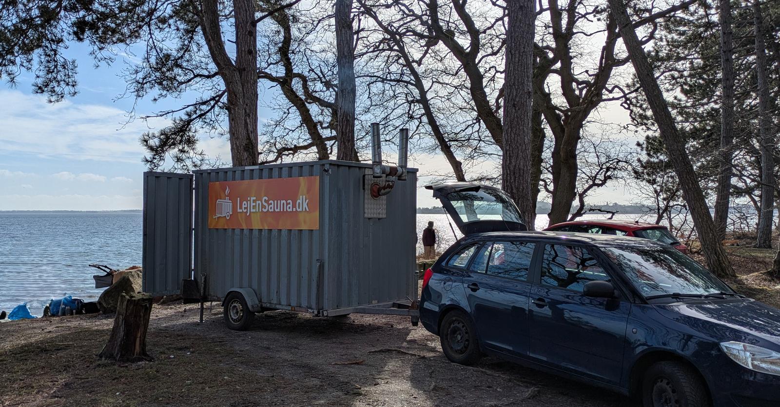 Saunatraileren ved stranden med havudsigt